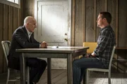 Muss seinen eigenen Vater Garrison (Daniel J. Travanti, l.) verh&ouml;ren: Callen (Chris O'Donnell, r.) ...