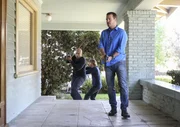 Nachdem eine unbekannte Frau zwei M&auml;nner direkt vor Callens Zuhause umgebracht hat, verfolgt das Team eine neue Spur auf der Suche nach dem Maulwurf in den eigenen Reihen: Callen (Chris O'Donnell, r.), Sam (LL Cool J, l.) und Deeks (Eric Christian Olsen, M.) ...