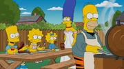 Eigentlich sollte Homer eine neue Waschmaschine kaufen - doch er kommt mit einem Grill Nachhause, was anfangs f&uuml;r &Auml;rger sorgte, wird dann zu einem Hit: Homer (r.), Marge (2.v.r.), Bart (l.), Lisa (2.v.l.) und Maggie (M.)