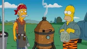 In der &Ouml;ffentlichkeit f&auml;llt immer mehr auf, dass die Simpsons schlecht riechen. Marge ahnt, woher das Problem stammen k&ouml;nnte. N&auml;mlich von der alten Waschmaschine, die bereits Schimmel angesetzt hat. Also schickt sie Homer (r.) mit dem letzten Ersparten los, um eine neue Waschmaschine zu kaufen. Doch dieser kauft stattdessen von Pit Master (l.) einen Grill-Smoker ...