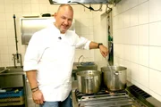 Tut sein Bestes, um ein Bistro zu retten, dessen Erfolg oder Misserfolg die Existenz einer ganzen Familie beeinflusst: Sternekoch Frank Rosin ... Tut sein Bestes, um ein Bistro zu retten, dessen Erfolg oder Misserfolg die Existenz einer ganzen Familie beeinflusst: Sternekoch Frank Rosin ...