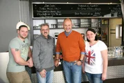 Axel (2.v.l.) investierte seine kompletten Ersparnisse und sogar seine Kinder Janine (r.) und Marcel (l.) beteiligten sich an dem neuen Bistro ihres Vaters. Doch jetzt bleiben die Gäste aus. Kann Frank Rosin (2.v.r.) der Familie helfen? Axel (2.v.l.) investierte seine kompletten Ersparnisse und sogar seine Kinder Janine (r.) und Marcel (l.) beteiligten sich an dem neuen Bistro ihres Vaters. Doch jetzt bleiben die Gäste aus. Kann Frank Rosin (2.v.r.) der Familie helfen?