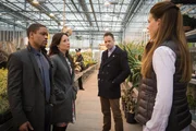 Bei ihren Ermittlungen zum Tod eines Mitglieds aus Holmes Imker Community, treffen Holmes (Jonny Lee Miller, 2.v.r.), Watson (Lucy Liu, 2.v.l.) und Detective Bell (Jon Michael Hill, l.) auf die brillante Insektenforscherin Tara Parker (Sutton Foster, r.) ... Bei ihren Ermittlungen zum Tod eines Mitglieds aus Holmes Imker Community, treffen Holmes (Jonny Lee Miller, 2.v.r.), Watson (Lucy Liu, 2.v.l.) und Detective Bell (Jon Michael Hill, l.) auf die brillante Insektenforscherin Tara Parker (Sutton Foster, r.) ...