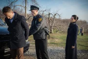 Dumm gelaufen für Holmes (Jonny Lee Miller, l.): Bei seinen Ermittlungen mit Watson (Lucy Liu, r.) wird er versehentlich festgenommen ... Dumm gelaufen für Holmes (Jonny Lee Miller, l.): Bei seinen Ermittlungen mit Watson (Lucy Liu, r.) wird er versehentlich festgenommen ...