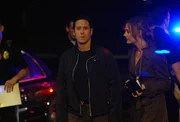 Gemeinsam mit Jeff Upchurch bringen Don Eppes (Rob Morrow, l.) und Megan Reeves (Diane Farr, r.) Licht ins Dunkle ...
