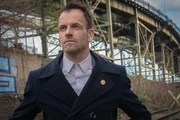 Ist in großer Sorge, als sein Freund und ehemaliger Pate Alfredo verschwunden ist: Sherlock Holmes (Jonny Lee Miller) ... Ist in großer Sorge, als sein Freund und ehemaliger Pate Alfredo verschwunden ist: Sherlock Holmes (Jonny Lee Miller) ...