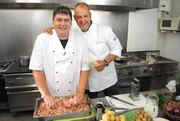 Vor drei Jahren hat Klaus (l.) das Gartenlokal "Blattlaus" übernommen und manövriert seine Gastronomie seit dem immer weiter in Richtung Abgrund. Frank Rosin (r.) will den Gastwirt vor dem Ruin bewahren ... Vor drei Jahren hat Klaus (l.) das Gartenlokal "Blattlaus" übernommen und manövriert seine Gastronomie seit dem immer weiter in Richtung Abgrund. Frank Rosin (r.) will den Gastwirt vor dem Ruin bewahren ...