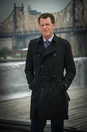 Nachdem er von den Anschuldigungen gegen seinen Sohn und dessen Rückfall erfahren hat, begibt sich sein entfremdeter Vater, Morland Holmes (John Noble), nach New York, um seinem Sohn zu helfen ... Nachdem er von den Anschuldigungen gegen seinen Sohn und dessen Rückfall erfahren hat, begibt sich sein entfremdeter Vater, Morland Holmes (John Noble), nach New York, um seinem Sohn zu helfen ...