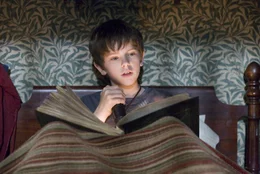 Trotz der ausdr&uuml;cklichen Warnung, das Buch nicht zu &ouml;ffnen, beginnt Jared (Freddie Highmore) darin zu st&ouml;bern. Was das f&uuml;r Folgen hat, ahnt er nat&uuml;rlich nicht ...