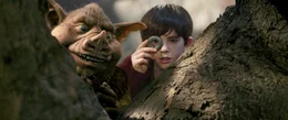 Von dem guten Kobold Hogsqueal (l.) erf&auml;hrt Jared (Freddie Highmore, r.) wichtige Dinge, die man im Kampf gegen die b&ouml;sen Kobolde unbedingt wissen sollte.