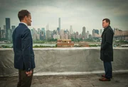 Als sein entfremdeter, aber äußerst mächtiger Vater, Morland Holmes (John Noble, r.), von Sherlocks (Jonny Lee Miller, l.) Rückfall erfährt, setzt er alles in Bewegung, um die Anschuldigungen gegen seinen Sohn zu entkräftigen ... Als sein entfremdeter, aber äußerst mächtiger Vater, Morland Holmes (John Noble, r.), von Sherlocks (Jonny Lee Miller, l.) Rückfall erfährt, setzt er alles in Bewegung, um die Anschuldigungen gegen seinen Sohn zu entkräftigen ...