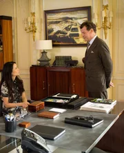 Morland (John Noble, r.) setzt sich für Sherlock und Joan (Lucy Liu, l.) ein, doch die beiden misstrauen seinen Motiven ... Morland (John Noble, r.) setzt sich für Sherlock und Joan (Lucy Liu, l.) ein, doch die beiden misstrauen seinen Motiven ...