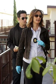 Im Zusammenhang mit einem OK-Prozess werden zwei Zeugen umgebracht. Robin Brooks (Michelle Nolden, r.), Staatsanwältin in diesem Verfahren und Ex-Freundin von Don (Rob Morrow, l.), gerät anfangs selbst unter Verdacht ... Im Zusammenhang mit einem OK-Prozess werden zwei Zeugen umgebracht. Robin Brooks (Michelle Nolden, r.), Staatsanwältin in diesem Verfahren und Ex-Freundin von Don (Rob Morrow, l.), gerät anfangs selbst unter Verdacht ...