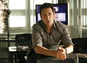 Bei einer Razzia in einem Drogenlabor geht Don Eppes (Rob Morrow) und seinem Team zufällig ein dicker Fisch ins Netz. Bei einer Razzia in einem Drogenlabor geht Don Eppes (Rob Morrow) und seinem Team zufällig ein dicker Fisch ins Netz.