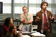 Amita Ramanujan (Navi Rawat, l.), Megan Reeves (Diane Farr, 2.v.l.), Dr. Larry Fleinhardt (Peter MacNicol, 2.v.r.) und Charlie Eppes (David Krumholtz, r.) besprechen die weitere Vorgehensweise. Amita Ramanujan (Navi Rawat, l.), Megan Reeves (Diane Farr, 2.v.l.), Dr. Larry Fleinhardt (Peter MacNicol, 2.v.r.) und Charlie Eppes (David Krumholtz, r.) besprechen die weitere Vorgehensweise.
