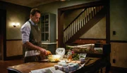 Um seinen Vater endlich loszuwerden, stimmt Holmes (Jonny Lee Miller) zu, seinem Vater bei einer Sache zu helfen, damit dieser im Tausch nach Hause f&auml;hrt ...