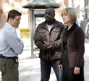Bei ihren Ermittlungen stoßen Coby (Dylan Bruno, l.) und David (Alimi Ballard, M.) auf Susan Doran (Jill Eikenberry, r.). Doch hat sie etwas mit dem Vorfällen zu tun? Bei ihren Ermittlungen stoßen Coby (Dylan Bruno, l.) und David (Alimi Ballard, M.) auf Susan Doran (Jill Eikenberry, r.). Doch hat sie etwas mit dem Vorfällen zu tun?