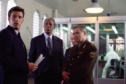 Versuchen verzweifelt zu verhindern, dass der Dritte Weltkrieg ausbricht: Jack Ryan (Ben Affleck), CIA-Chef Bill Cabot (Morgan Freeman) und General Saratkin (Lev Prygunov) ...