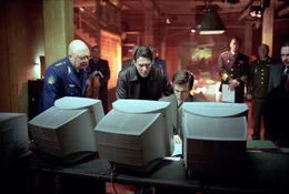 Als ein Alt-Nazi die beiden Superm&auml;chte USA und Russland gegeneinander ausspielt, geraten der neue russische Pr&auml;sident Nemerov (Ciaran Hinds, M.) und General Bulgakov (Constantine Gregory, l.) in eine &auml;u&szlig;erst schwierige Lage ...