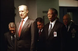 Steckt die Sowjetunion hinter dem Anschlag oder waren es doch nur Terroristen? Der Krisenstab (v.l.n.r.: James Cromwell, Bruce McGill, Morgan Freeman, John Beasley) im Wettlauf mit der Zeit ...