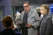 Sie beraten sich wegen eines schwierigen Falls: Nick Gehlfuss als Dr. Will Halstead (von hinten), Oliver Platt als Dr. Daniel Charles, Kirsten Hager als Dr. Stevie Hammer Sie beraten sich wegen eines schwierigen Falls: Nick Gehlfuss als Dr. Will Halstead (von hinten), Oliver Platt als Dr. Daniel Charles, Kirsten Hager als Dr. Stevie Hammer