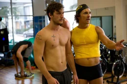 Bereits nach den ersten Minuten auf der B&uuml;hne erkennt Clubbesitzer Dallas (Matthew McConaughey, r.), dass in Adam (Alex Pettyfer, l.) ziemlich viel Potential als Stripper steckt. Doch vor dem Erfolg stehen erst einmal etliche Stunden in einer Muckibude ...