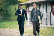 Feuereinsatz im Amt. Korbi (Nick Romeo Reimann, l.) und Wolke (Willi Sellmann) laufen unauffällig vom Amt weg als Wolkes Jacke anfängt zu brennen. Korbi möchte mit Wolke ein Cannabis Café eröffnen Feuereinsatz im Amt. Korbi (Nick Romeo Reimann, l.) und Wolke (Willi Sellmann) laufen unauffällig vom Amt weg als Wolkes Jacke anfängt zu brennen. Korbi möchte mit Wolke ein Cannabis Café eröffnen