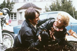Zwischen Nina (Jennifer Nitsch, r.) und Klaus (Hans Werner Meyer, l.) hat es gefunkt ...