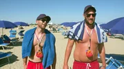 Dennis (li.) und Sascha wollen im Urlaub lieber feiern und planen eine Party.. Jetzt sind sie auf der Suche nach G&auml;sten.