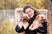 Marisa mit zwei von mehr als 20 verwahrlosten Yorkshireterriern, die alle auf einmal ins Tierheim Bergheim gekommen sind. Marisa mit zwei von mehr als 20 verwahrlosten Yorkshireterriern, die alle auf einmal ins Tierheim Bergheim gekommen sind.