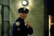 Bürgermeister Winston (Barry Bostwick) ist im Gefängnis als Polizeibeamter getarnt ... Bürgermeister Winston (Barry Bostwick) ist im Gefängnis als Polizeibeamter getarnt ...
