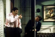 Zu Mikes (Michael J. Fox, r.) Entsetzen taucht plötzlich Paul (Richard Kind, l.) auf ... Zu Mikes (Michael J. Fox, r.) Entsetzen taucht plötzlich Paul (Richard Kind, l.) auf ...