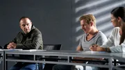 Semir (Erdogan Atalay, l.) versucht Krüger (Katja Woywood) im Beisein von Paul (Daniel Roesner) zu erklären, dass der Tote Rocker unbewaffnet war. Semir (Erdogan Atalay, l.) versucht Krüger (Katja Woywood) im Beisein von Paul (Daniel Roesner) zu erklären, dass der Tote Rocker unbewaffnet war.