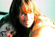 Hercules (Kevin Sorbo) beschützt eine in Tränen aufgelöste junge Frau. Hercules (Kevin Sorbo) beschützt eine in Tränen aufgelöste junge Frau.