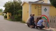 Klara (Paulina Pizarro Swartling) malt mit Mama und Papa einen Regenbogen an den Zaun. Klara (Paulina Pizarro Swartling) malt mit Mama und Papa einen Regenbogen an den Zaun.