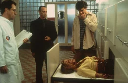Andy (Tom Everett Scott,r.) wird langsam bewusst, dass im Pariser Untergrund etwas unheimliches zu hausen scheint.