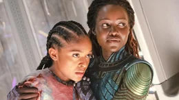 Riri Williams (Dominique Thorne, l.); Nakia (Lupita Nyong'o, r.)
