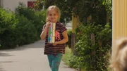 Klara (Paulina Pizarro Swartling) bringt die Farbtöpfe um den Zaun bunt anzustreichen. Klara (Paulina Pizarro Swartling) bringt die Farbtöpfe um den Zaun bunt anzustreichen.