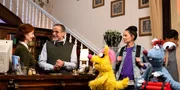 Woozle (re.) und die anderen wissen jetzt, was sie zu tun haben: Sie m&uuml;ssen Dr. Gruselsteins Portal in die Spukwelt schlie&szlig;en, damit Geister und Gruselwesen dem Hotel der Lustigs (li.) in Zukunft fern bleiben.