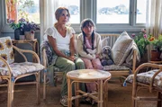 Nora (Alexandra Rapaport, li.) st&ouml;&szlig;t zuf&auml;llig auf das Versteck der Verbrecher, wo die Entf&uuml;hrer die kleine Amanda (Alva Peedu J&auml;rm&eacute;n, re.) gefangen halten.