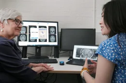 Verhaltensneurowissenschaftlerin Melissa Hines (li.) und Studentin vor Hirnscans (re.), Universit&auml;t Cambridge, Gro&szlig;britannien