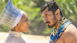 K&ouml;nigin Ramonda (Angela Bassett, l.); K&ouml;nig Namor (Tenoch Huerta, r.)