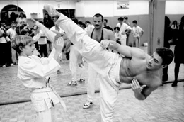 Mit zehn Jahren lernte Jean-Claude Van Damme (re.) erst Karate, sp&auml;ter kamen weitere Sportarten hinzu.