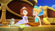 "Disneys Sofia die Erste", "Sofia die Erste und die Meerjungfrauen (2)." Vergeblich versucht Sofia ihre Eltern zu überreden, ihr Schiff in einer anderen Bucht ankern zu lassen, damit die Meerjungfrauen ungestört weiterleben können. Schließlich verliert die Königin der Seejungfrauen die Geduld und ergreift die Initiative: Sie erzeugt einen schrecklichen Sturm, der das königliche Schiff fortblasen soll, es dadurch aber in große Gefahr bringt. Auf einmal droht der königliche Palast zu kentern. Sofia braucht die Hilfe der Meerjungfrauen, will sie das Unheil noch abwenden. "Disneys Sofia die Erste", "Sofia die Erste und die Meerjungfrauen (2)." Vergeblich versucht Sofia ihre Eltern zu überreden, ihr Schiff in einer anderen Bucht ankern zu lassen, damit die Meerjungfrauen ungestört weiterleben können. Schließlich verliert die Königin der Seejungfrauen die Geduld und ergreift die Initiative: Sie erzeugt einen schrecklichen Sturm, der das königliche Schiff fortblasen soll, es dadurch aber in große Gefahr bringt. Auf einmal droht der königliche Palast zu kentern. Sofia braucht die Hilfe der Meerjungfrauen, will sie das Unheil noch abwenden.
