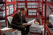 Dopesick Staffel 1 Folge 8 Übers Aktenstudium zu den Beweisen: John Hoogenakker als Randy Ramseyer Dopesick Staffel 1 Folge 8 Übers Aktenstudium zu den Beweisen: John Hoogenakker als Randy Ramseyer