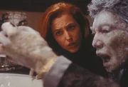 Fassungslos betrachtet Scully (Gillian Anderson, l.) die zu einem Eisblock erstarrte Leiche des Wissenschaftlers Dr. Yonechi (Hiro Kanagawa, r.) ... Fassungslos betrachtet Scully (Gillian Anderson, l.) die zu einem Eisblock erstarrte Leiche des Wissenschaftlers Dr. Yonechi (Hiro Kanagawa, r.) ...