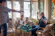 Nachdem Nora (Alexandra Rapaport, 2.v.l.) Henrik (Jonas Malmsj&ouml;, re.) angerufen hat, damit er sich um das M&auml;dchen Amanda (Alva Peedu J&auml;rm&eacute;n, 2.v.r.) k&uuml;mmert, ger&auml;t er selbst ins Visier der Verbrecher.