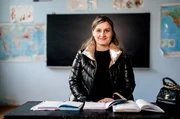 Die Englischlehrerin Lana Dvalishvili folgte dem Aufruf eines Programms des georgischen Bildungsministeriums, um in der Dorfschule in Kala zu unterrichten. Die Englischlehrerin Lana Dvalishvili folgte dem Aufruf eines Programms des georgischen Bildungsministeriums, um in der Dorfschule in Kala zu unterrichten.