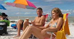 W&auml;hrend Alex sich immer mehr f&uuml;r ein Leben als Stripper begeistert, erw&auml;gt Magic Mike (Channing Tatum, l.) seinen R&uuml;ckzug aus dem Gesch&auml;ft. Denn er hat sich unsterblich verliebt - in Alex' Schwester Paige (Cody Horn, r.) ...