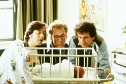 Sowohl Guido (Jan Josef Liefers, l.) und Bernhard (Ulrich Noethen, M.) als auch Markus (Stefan Reck, r.) w&auml;re gern der leibliche Vater dieses s&uuml;&szlig;en Babys. Doch nur einer kann es sein ...